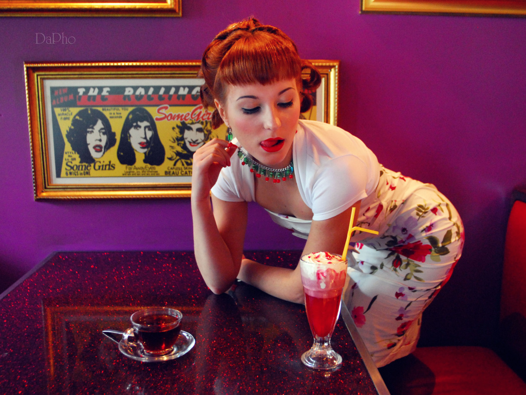 Девушка в кафе