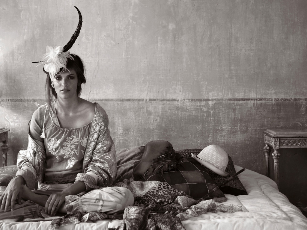 Девушка на кровати, ретро