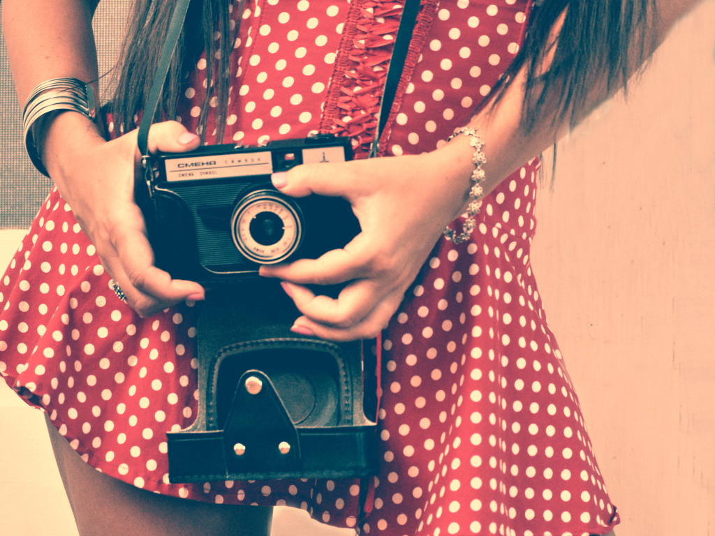 Девушка фотографирует себя