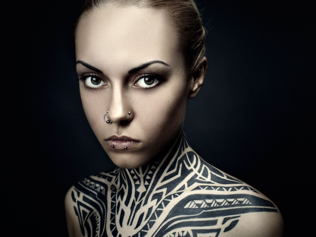 Девушка с пирсингом и татуировкой