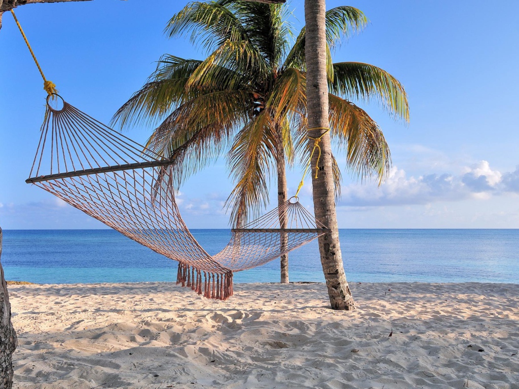 Гамак на пляже на курорте Гуардалавака, Куба