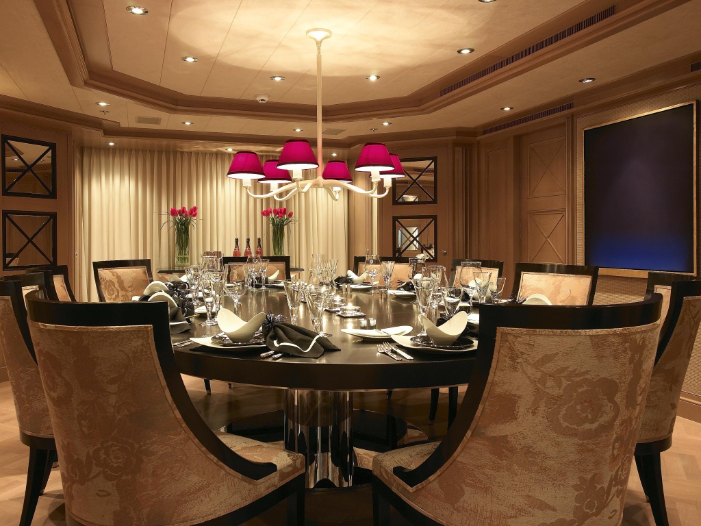 В столовой все готово для приема гостей