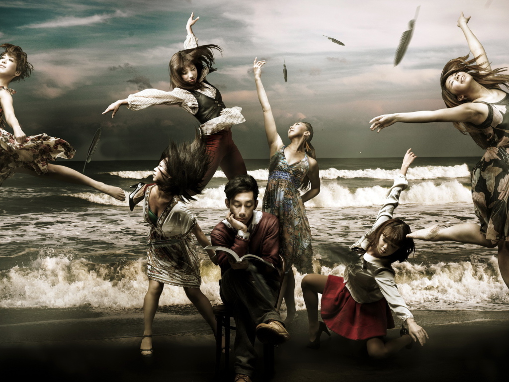 Японские балерины на фоне моря