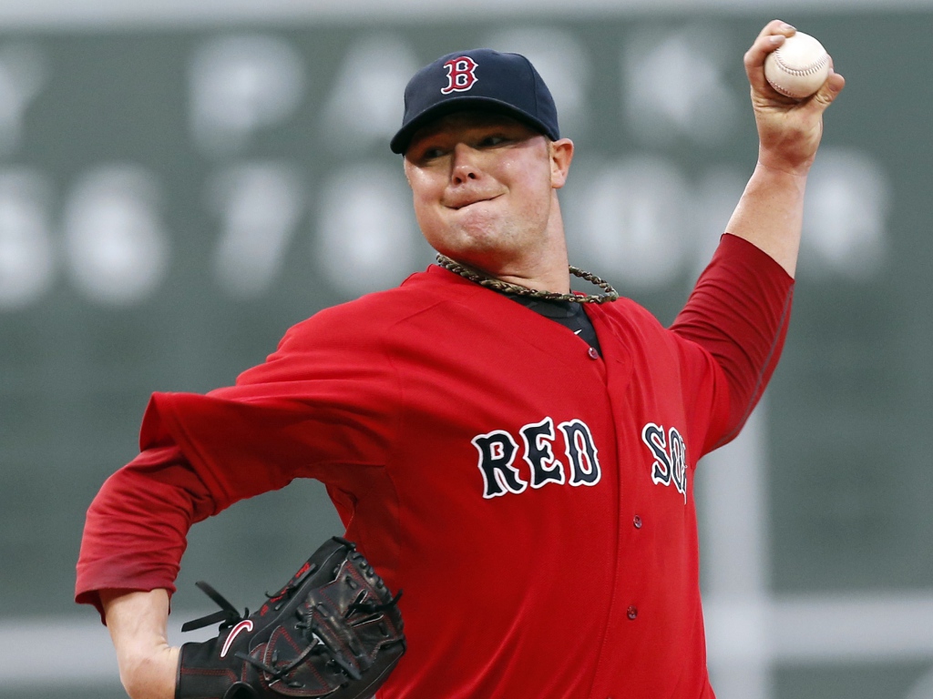 Джон Лестер бросает бейсбольный мяч