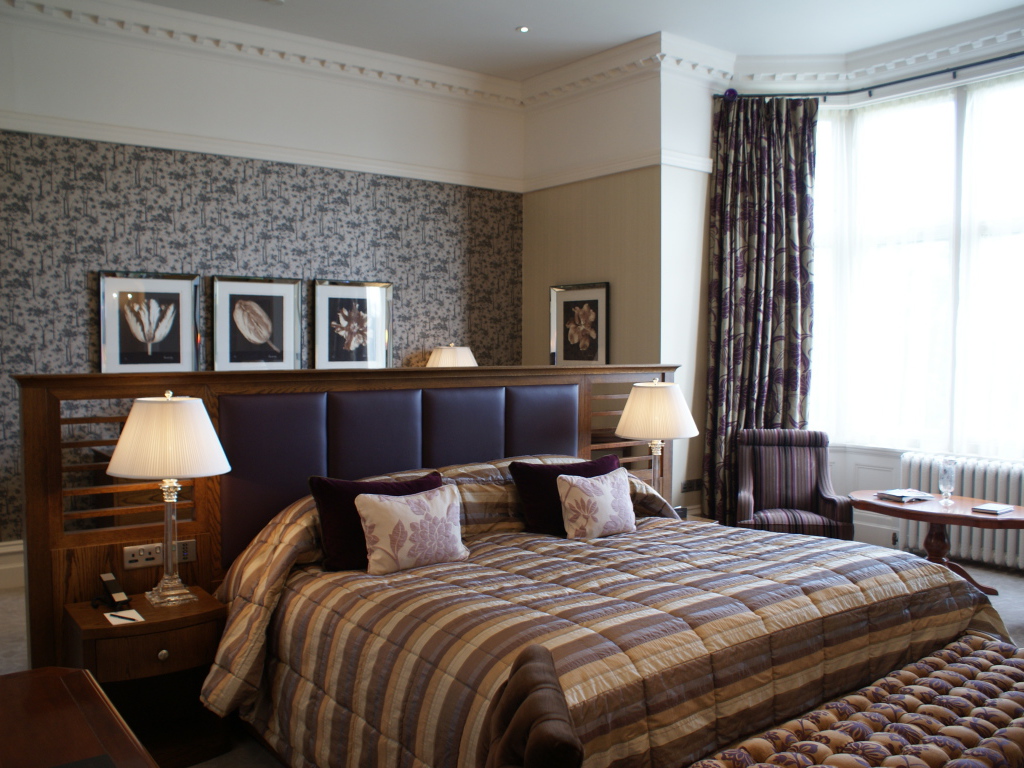 Большая кровать с кожаной спинкой