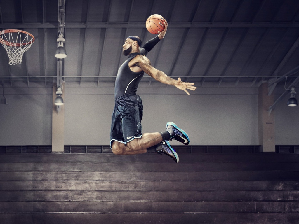 Леброн Джеймс играет в баскетбол