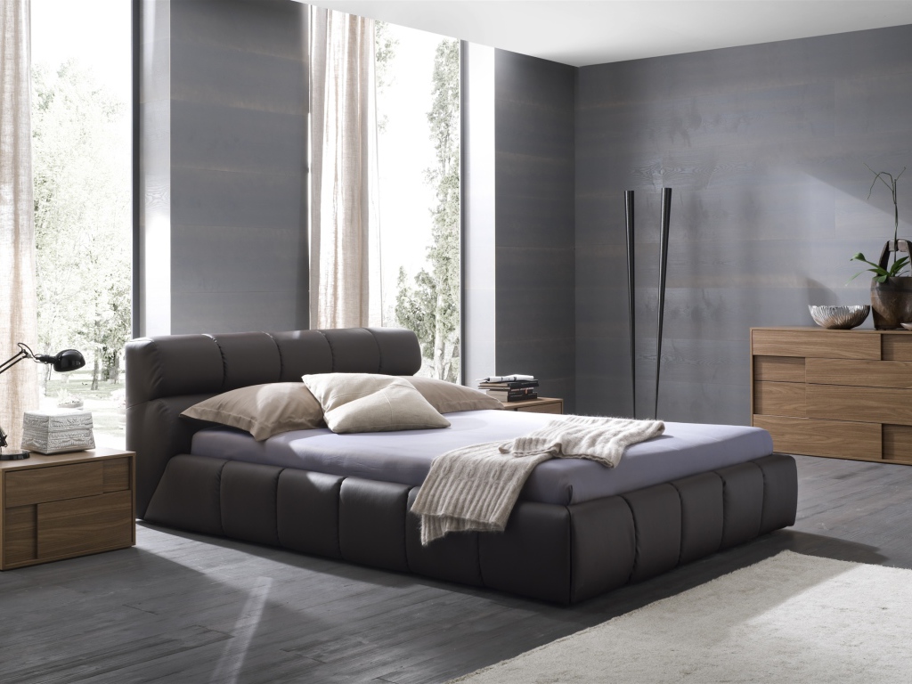 Кожаная кровать в спальне