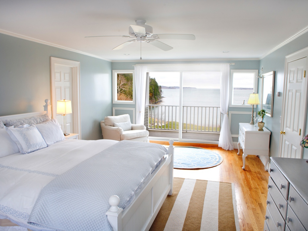 Светло голубой цвет в спальне