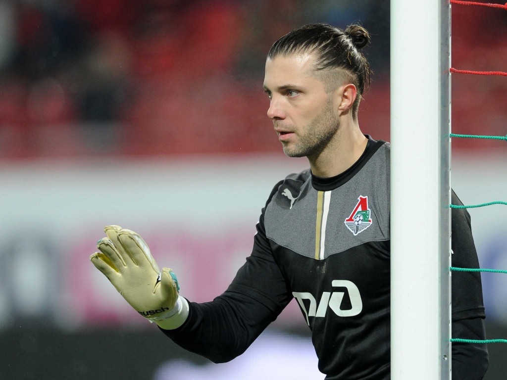 Вратарь Локомотива Илья Абаев на воротах