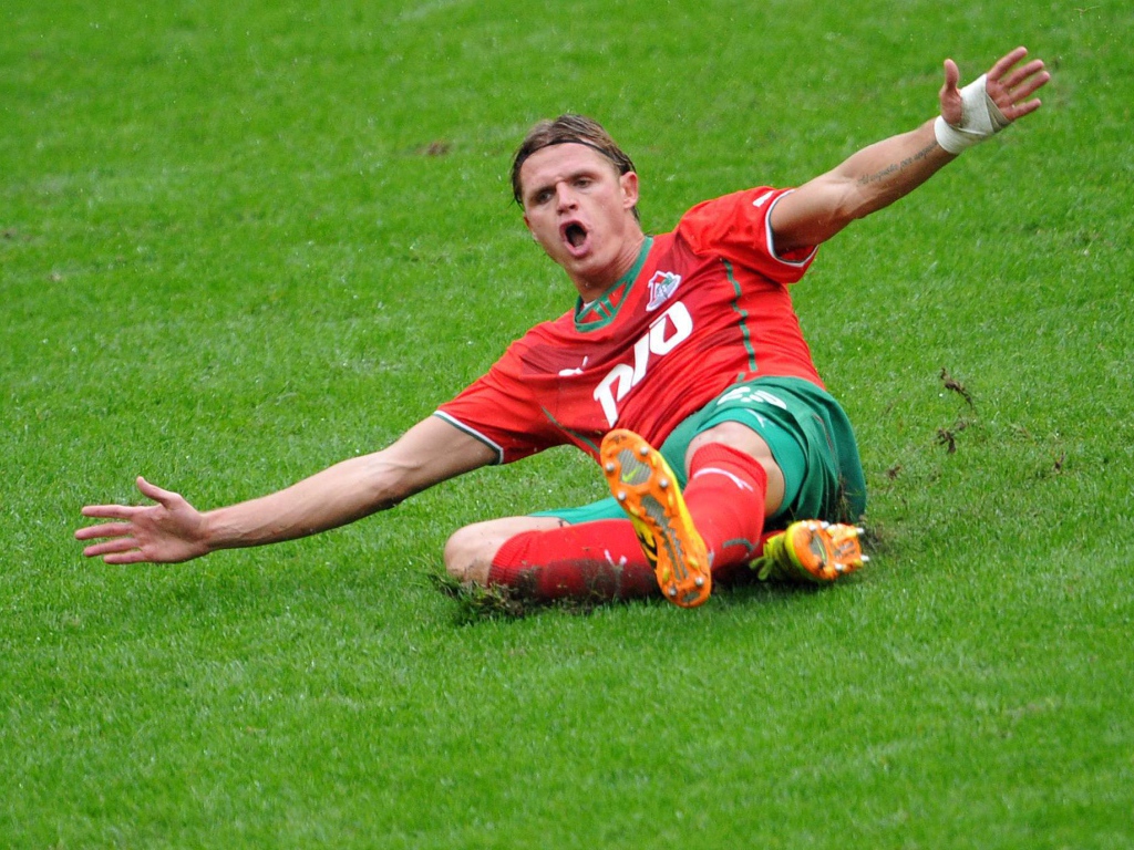 Дмитрий Тарасов полузащитник Локомотива на поле