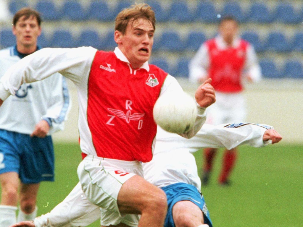 Игрок Локомотива Дмитрий Булыкин в атаке