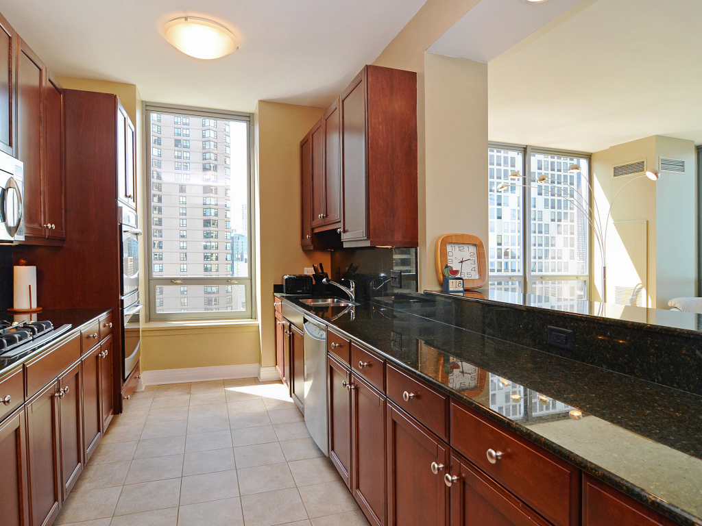 Длинная коричневая кухня