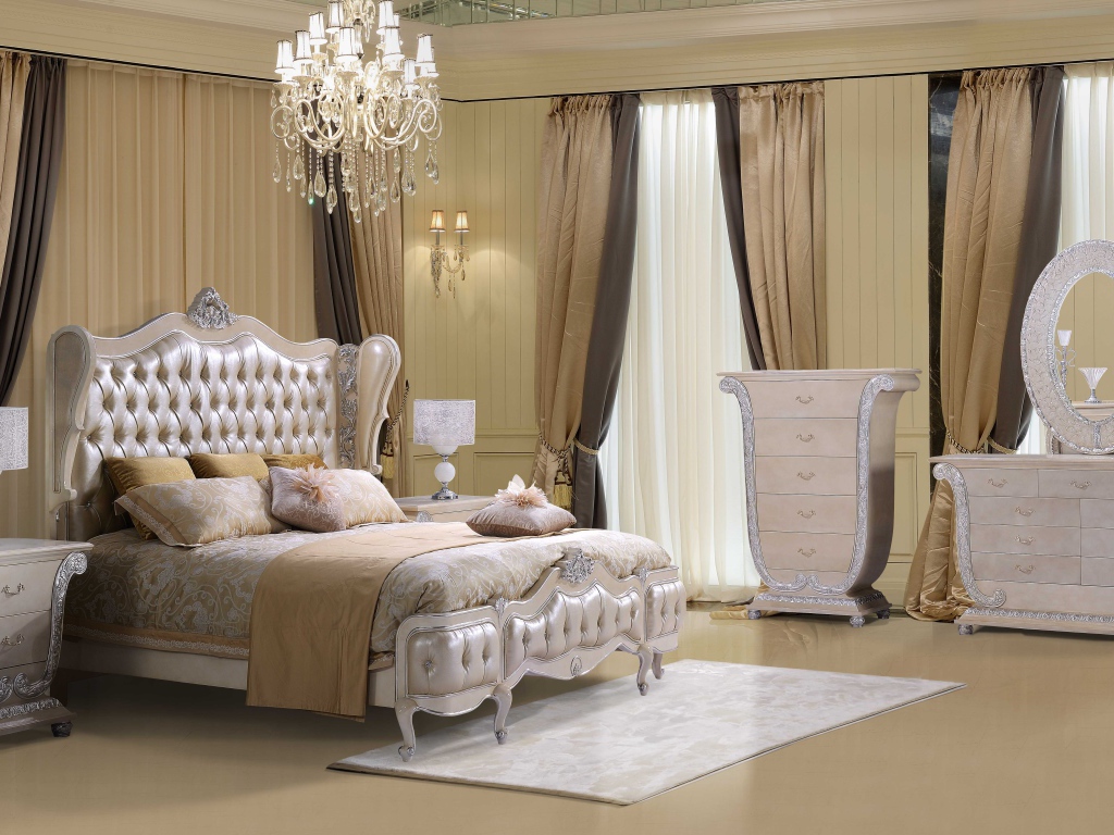 Роскошная спальня с большой кроватью