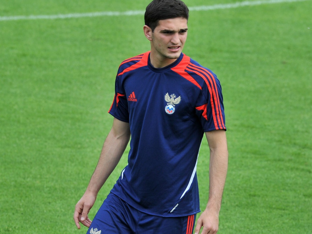 Магомед Оздоев полузащитник Локомотива в форме национальной сборной