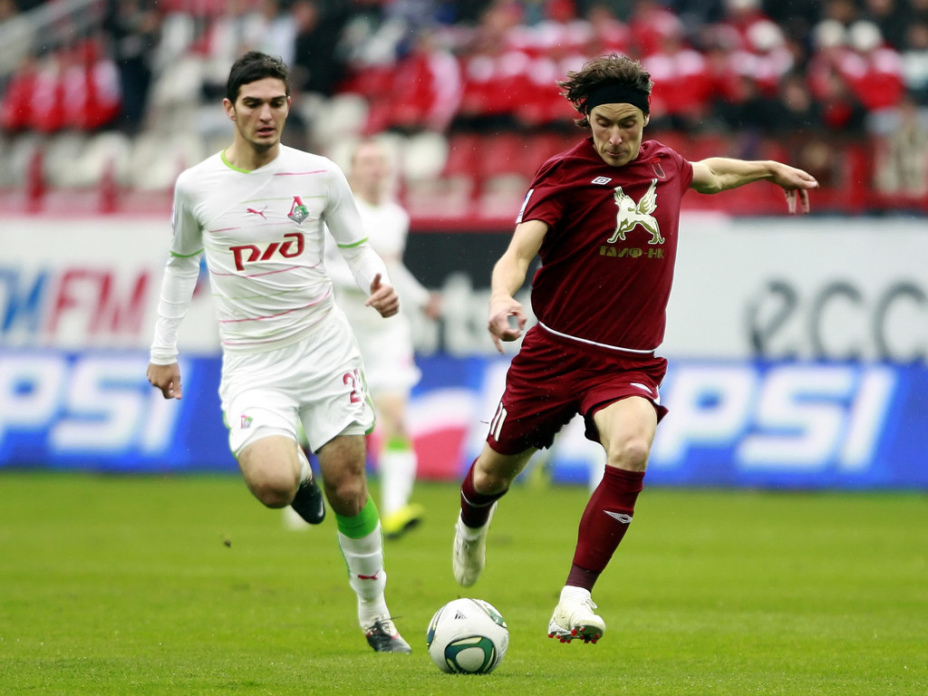 Магомед Оздоев полузащитник Локомотива с соперником