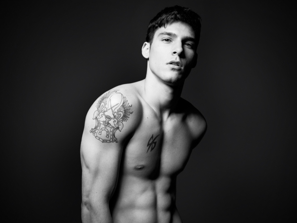 Мужчина с татуировками