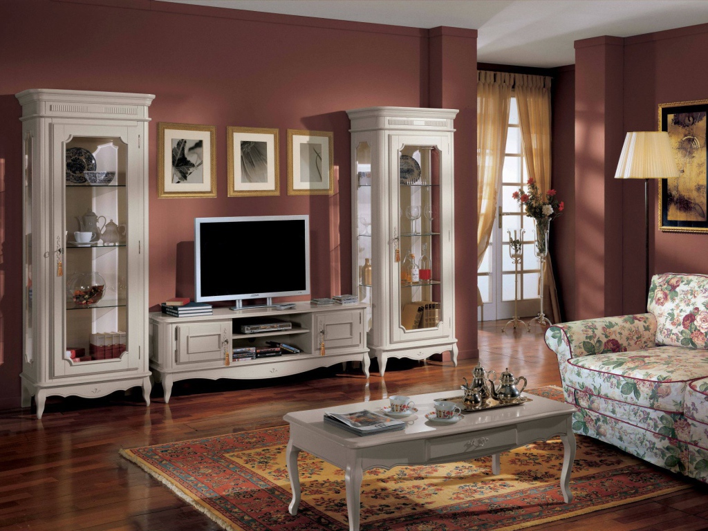 Бордовые стены в гостиной