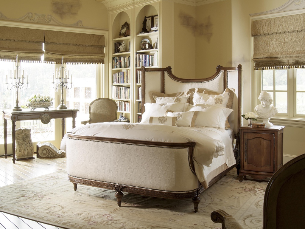 Аккуратная кровать в спальне