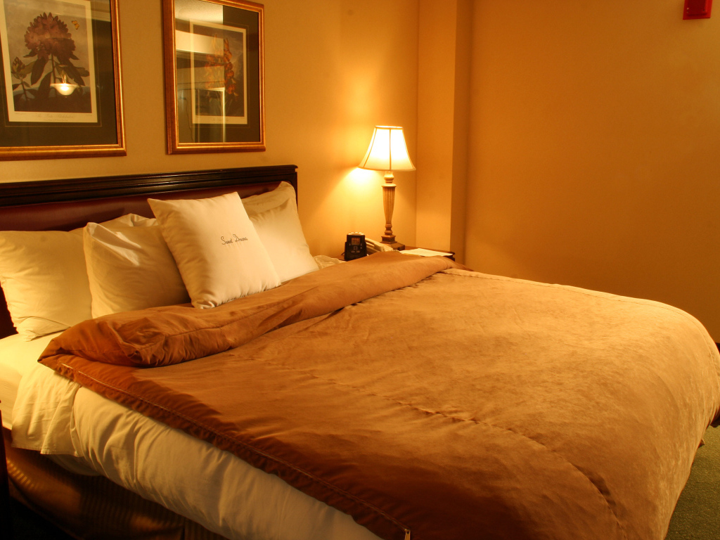 Оранжевые стены в спальне