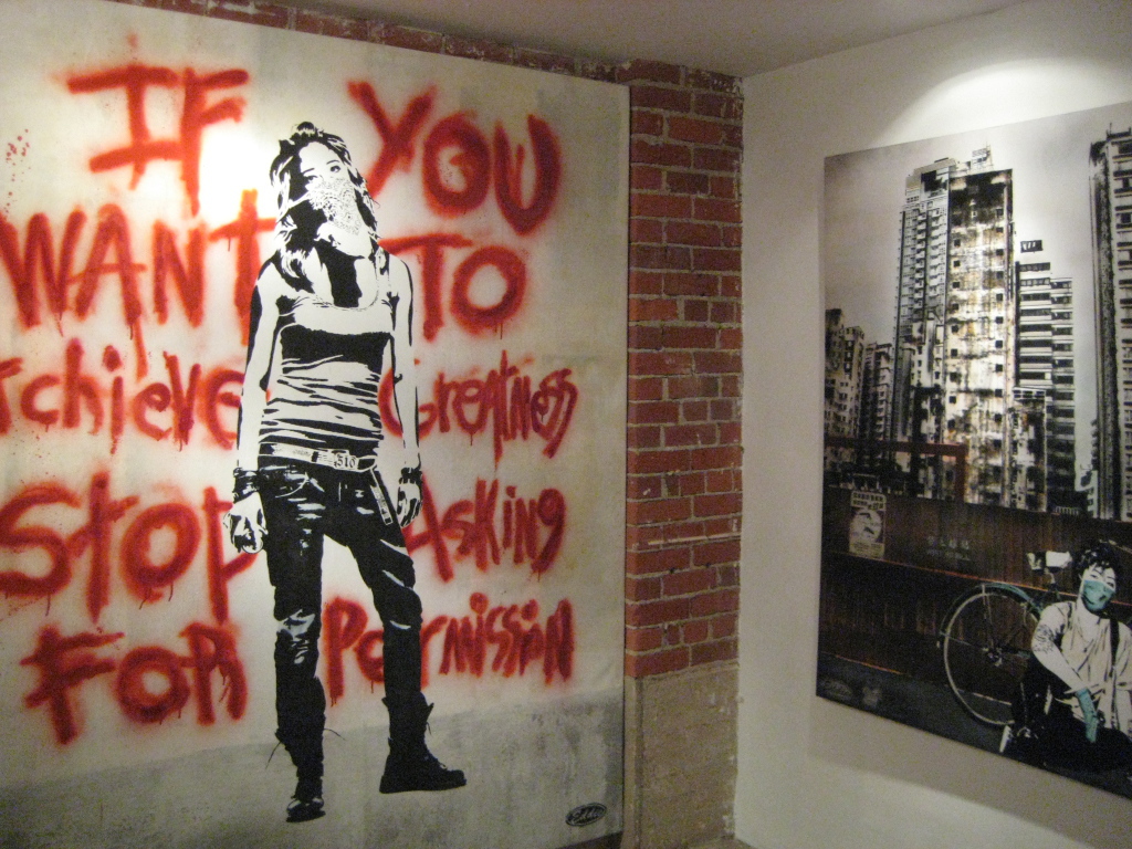 Нарисованная девушка в полный рост