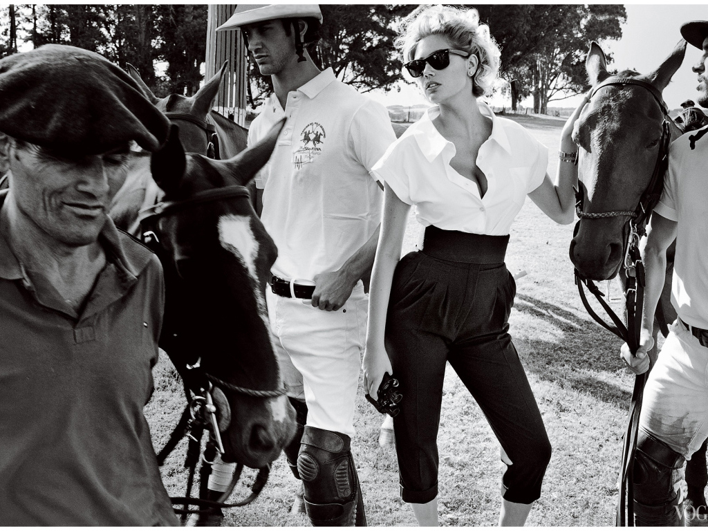 Фотография девушка с лошадьми