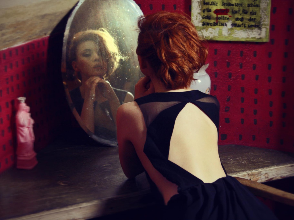 Фотография девушка смотрит в зеркало