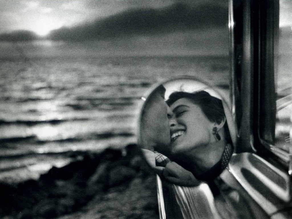 Фотография пара целуется в машине