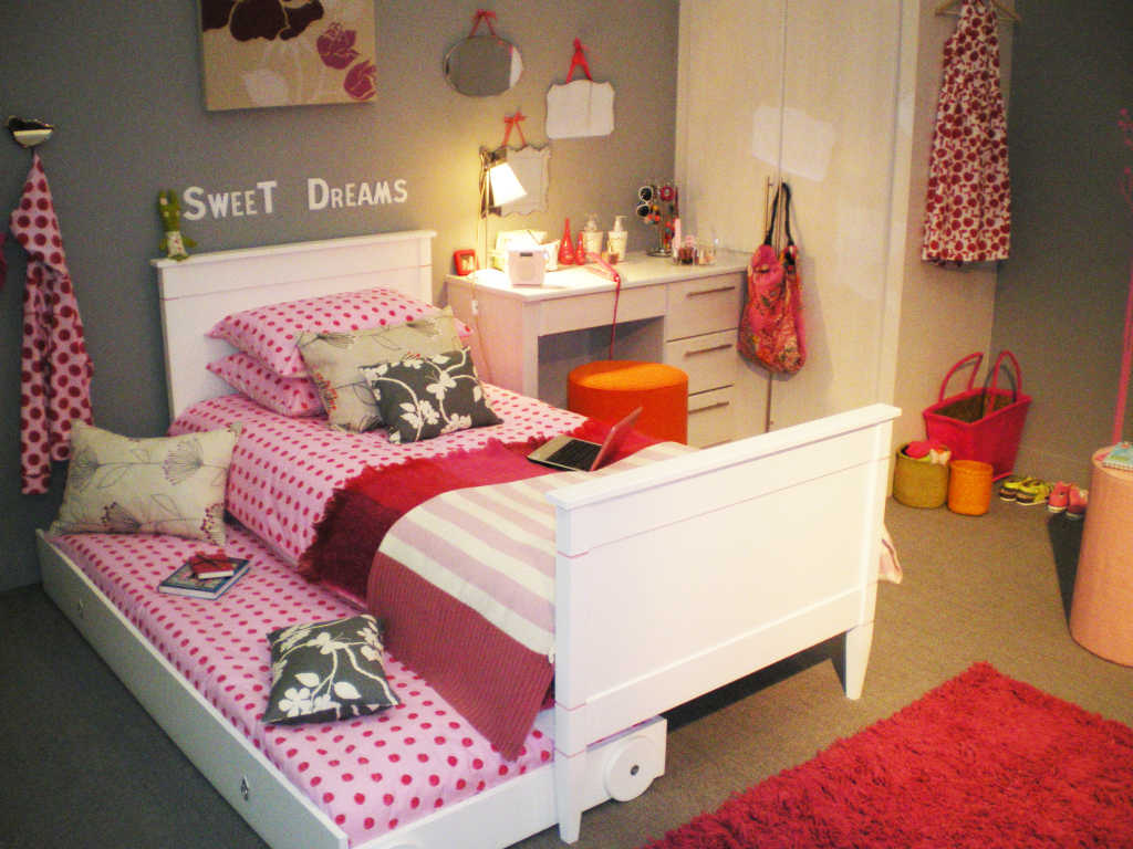 Подушки на кровати в детской