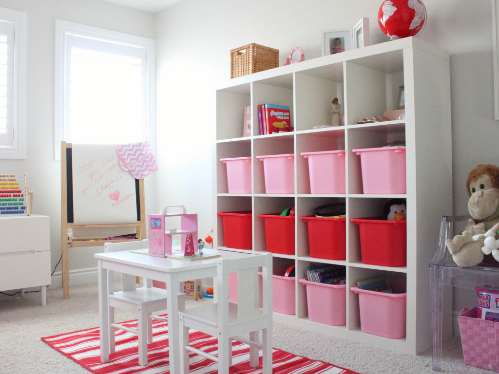 Розовые и красные ящики для игрушек