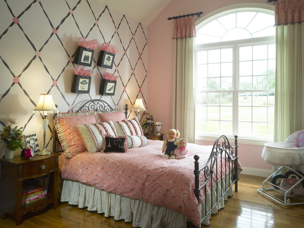 Розовые стены в спальне