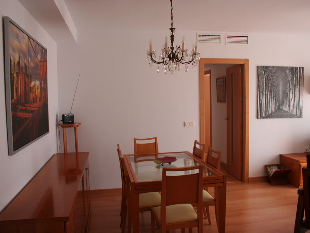 Розовые стены в столовой