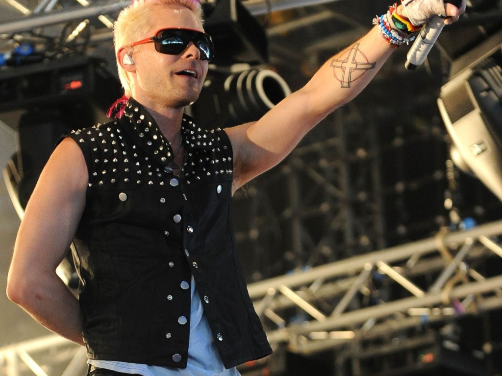 Популярный певец с татуировкой