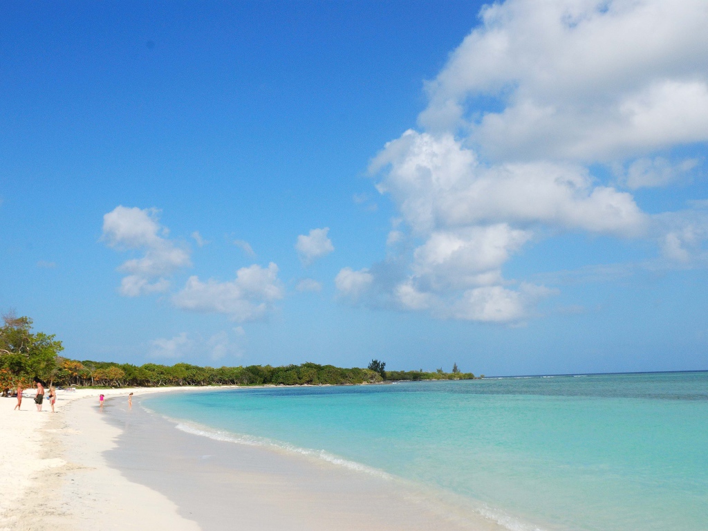 Отдых на пляже на курорте Кайо Энсеначос, Куба