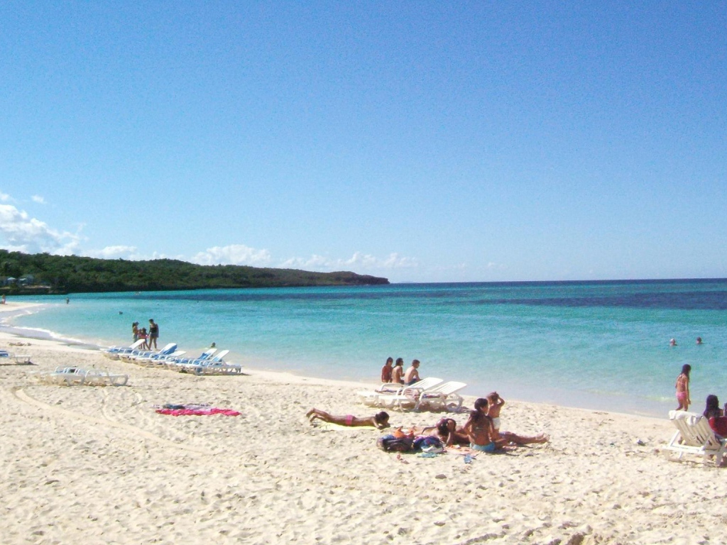 Отдых на пляже на курорте Гуардалавака, Куба