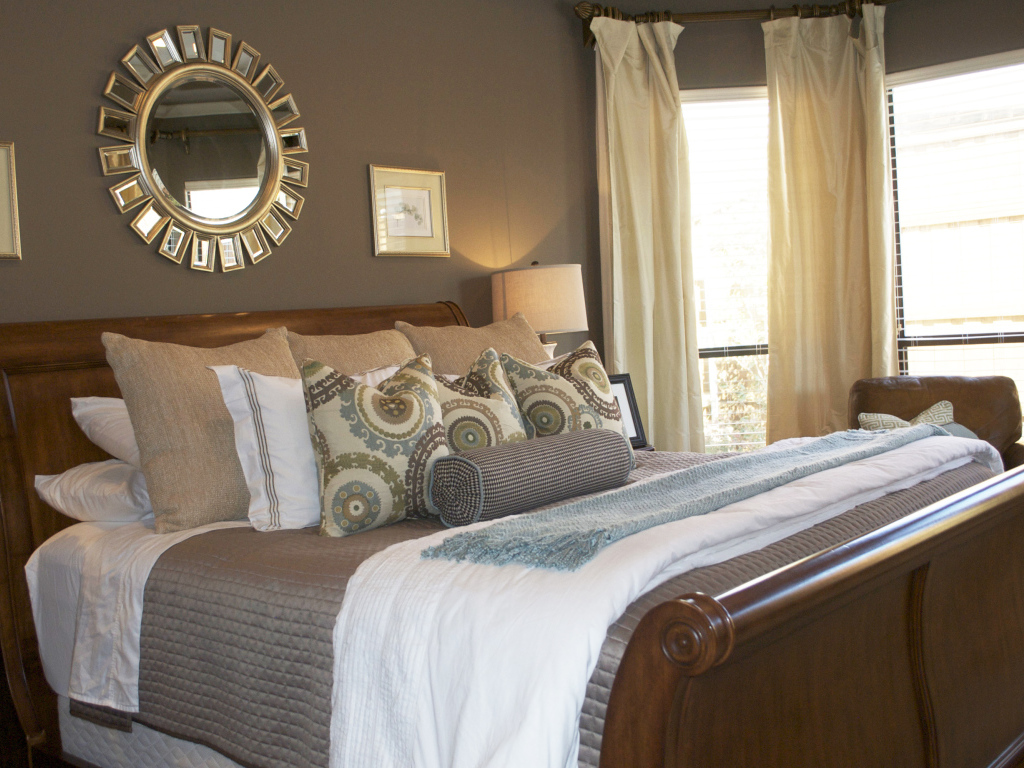 Круглое зеркало над кроватью в спальне