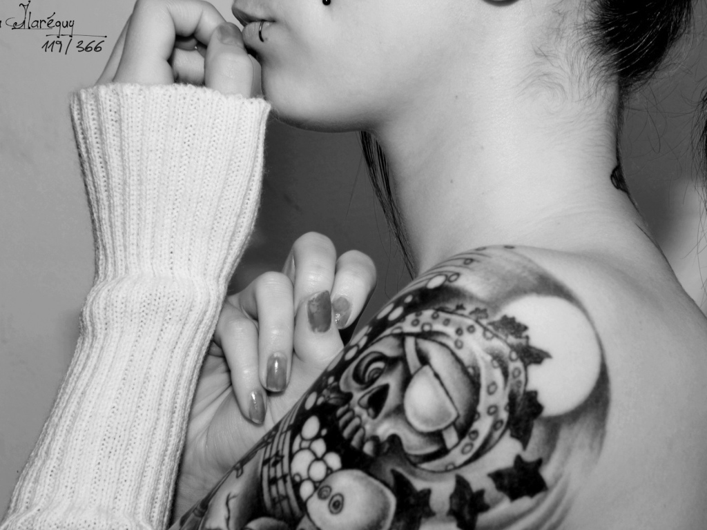 Татуировка на плече девушки