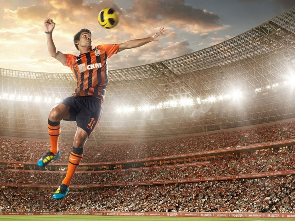 Футболист отбивает мяч