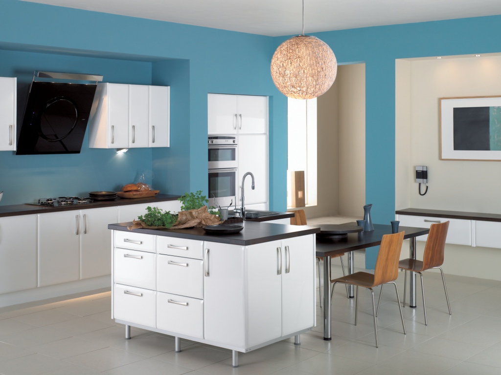 Просторная голубая кухня