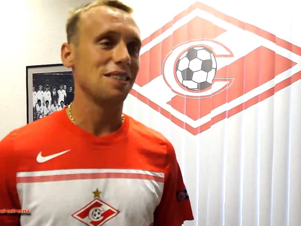 Денис Глушаков полузащитник Спартака на фоне логотипа команды