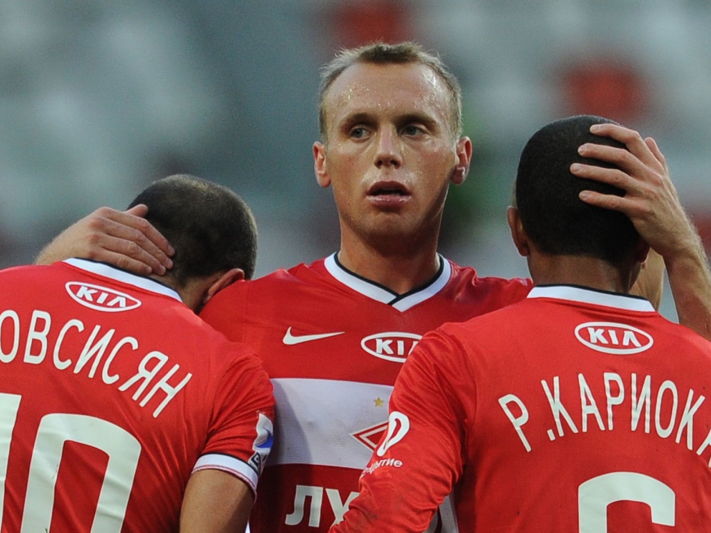 Денис Глушаков полузащитник Спартака с коллегами