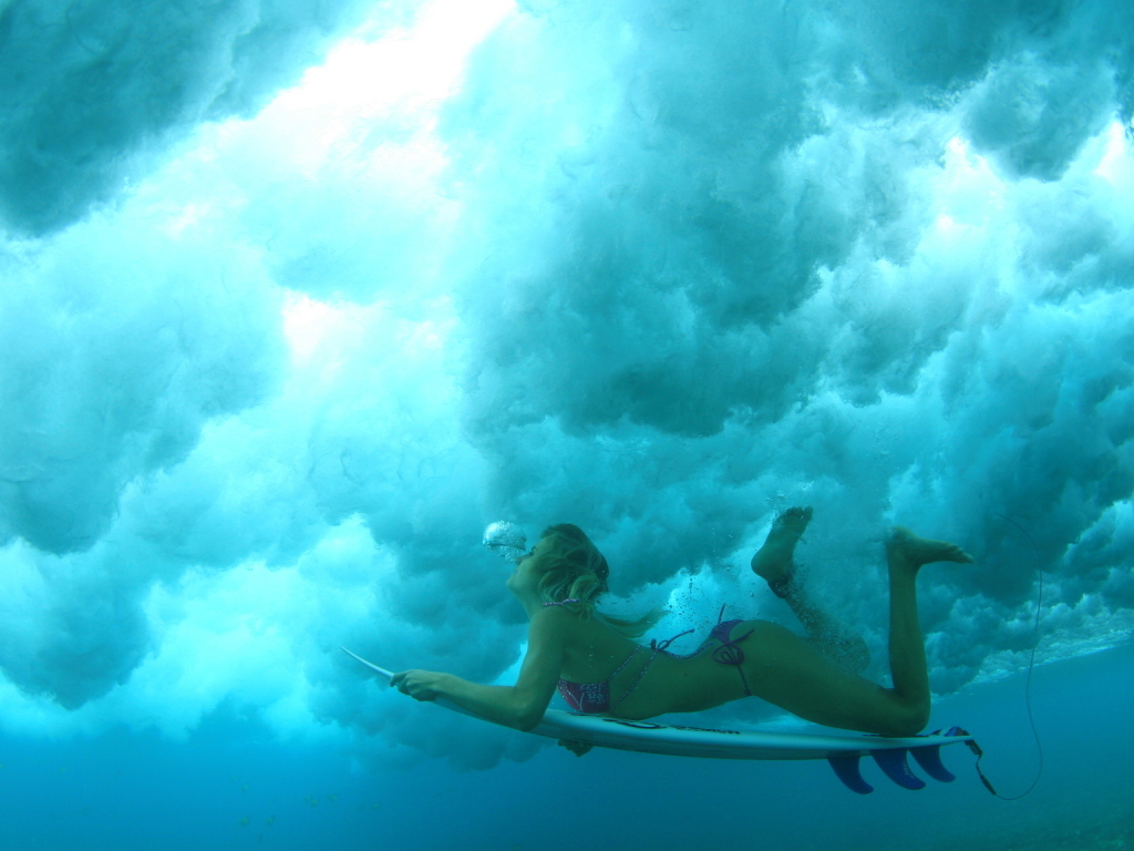 Спортивная девушка под водой
