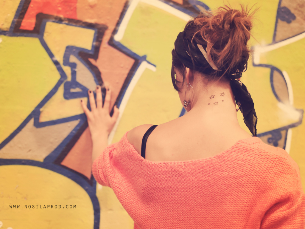 Звезды тату на шее