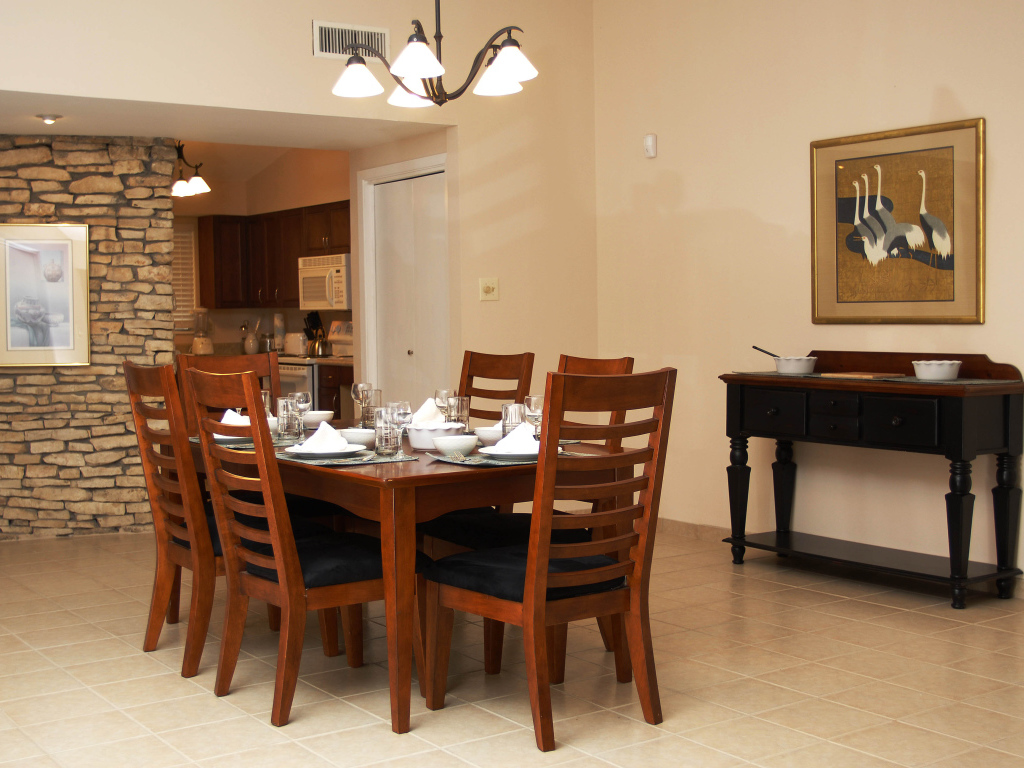 Каменная стена в столовой