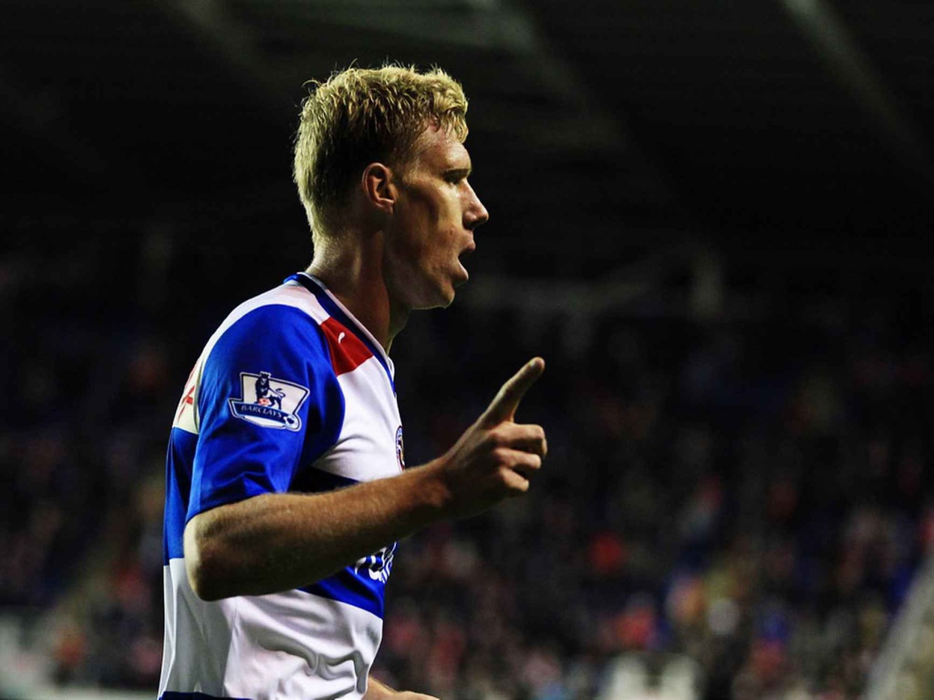 Павел Погребняк нападающий клуба Рединг на поле