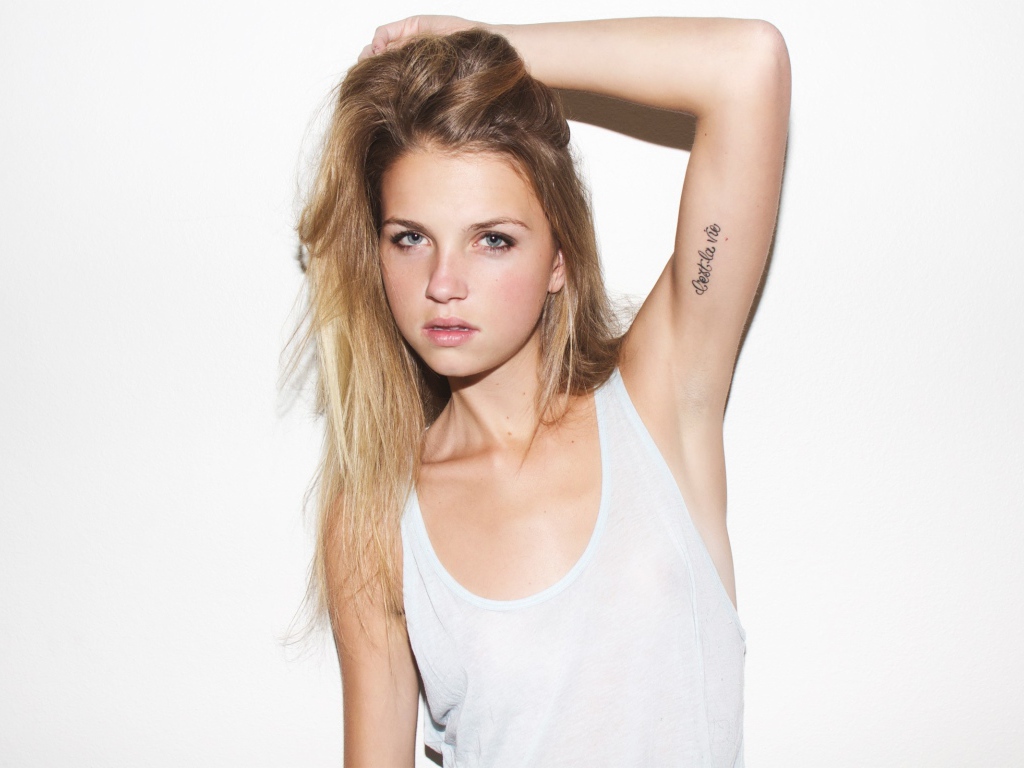 Татуировка у блондинки