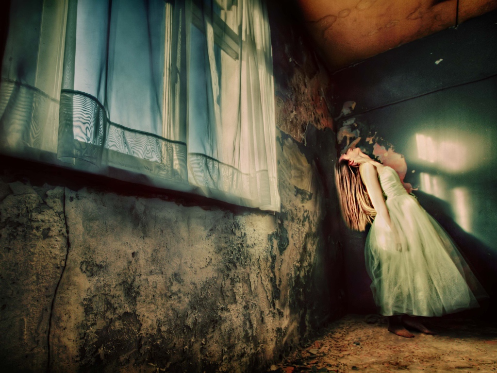 Фотография Девушка в белом платье