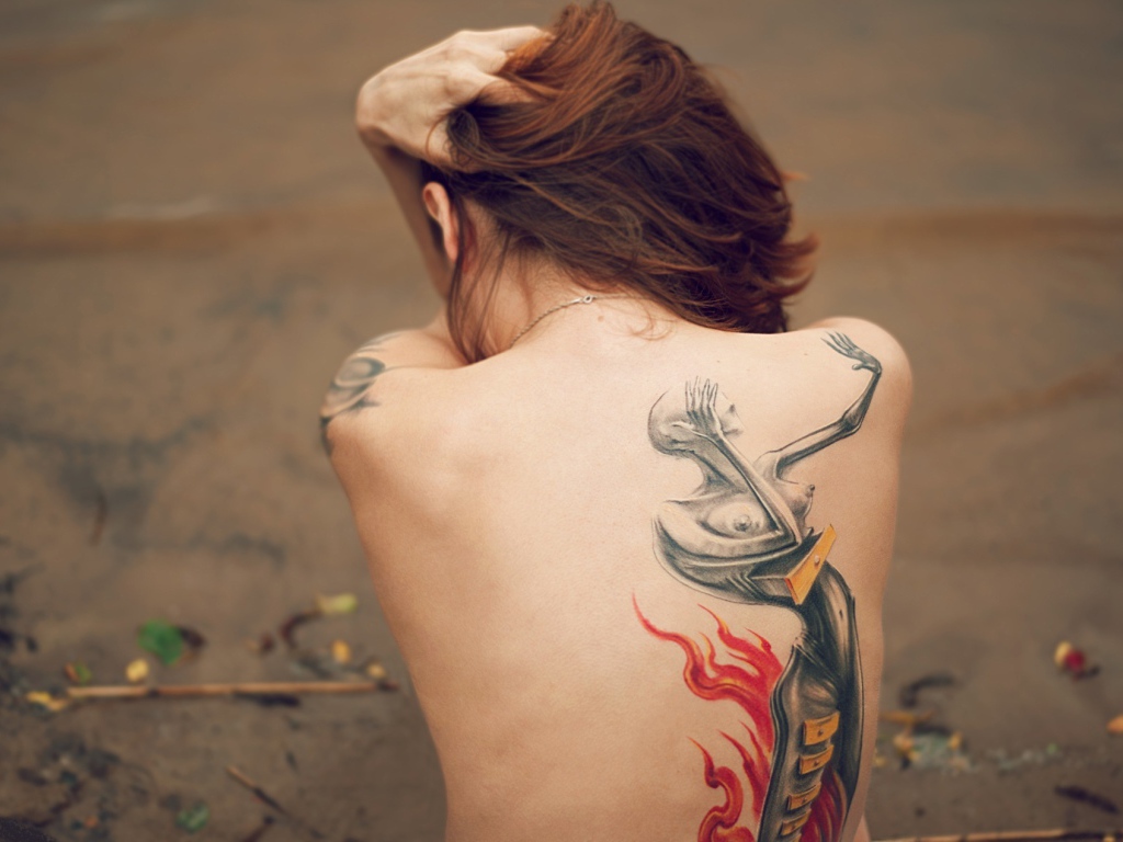 Женская фигура на татуировке