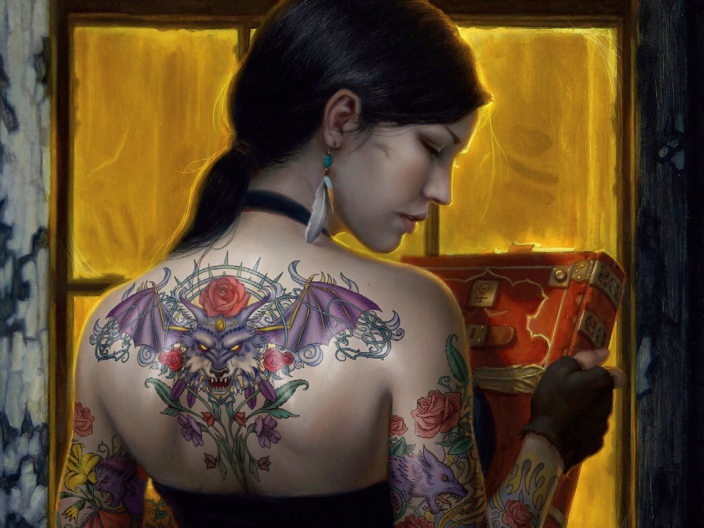 Девушка с татуировкой дракона на спине