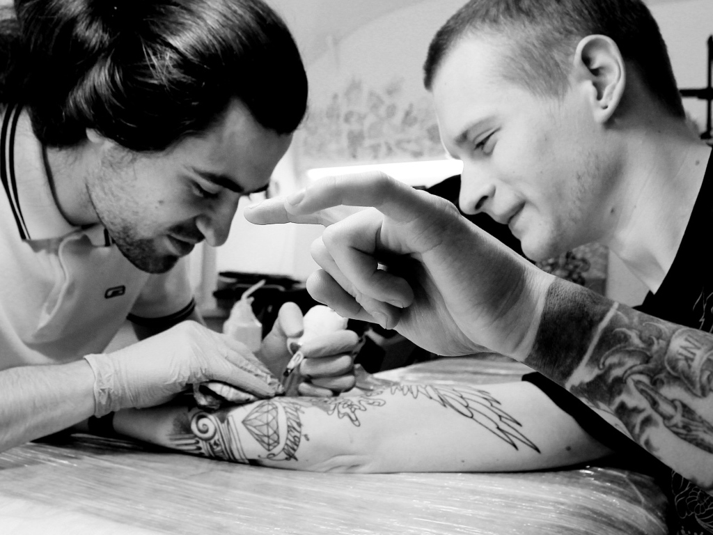 Парню делают тату
