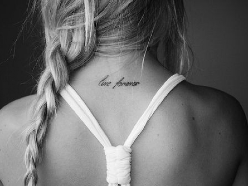 Надпись тату на шее